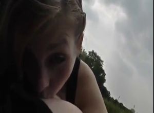 Девушка в парке оседлала дружка насадившись киской на его член